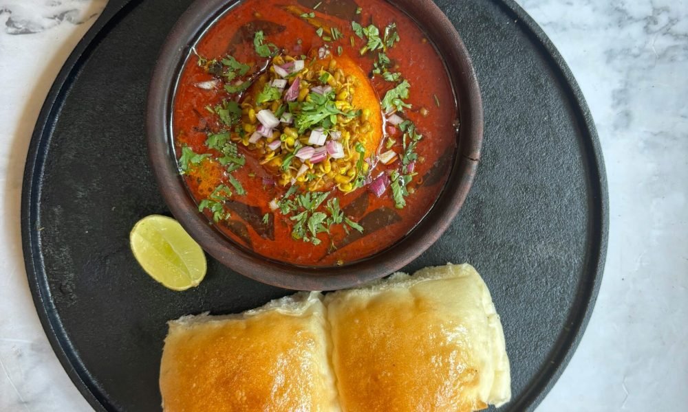 Best Street Food of Mumbai You Can't Miss